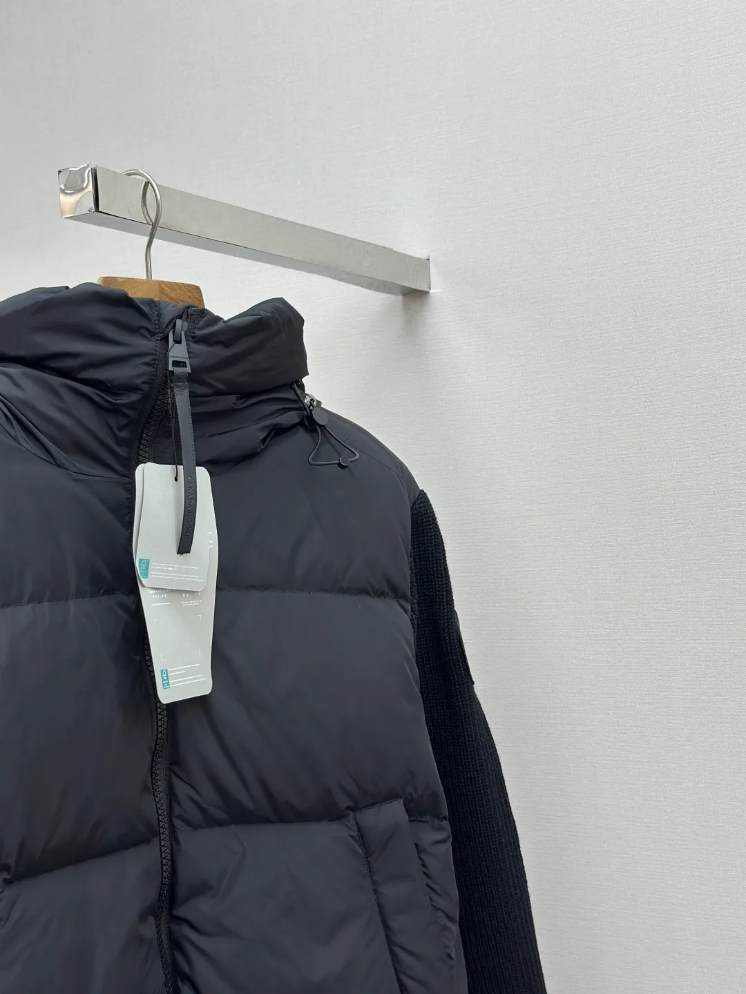 P910 CANADA GOOSE Canada Goose Armband Hooded Down Jacket Fabric selection: The use of high-quality protective nylon fabric not only enhances the wear resistance of the surface, but also takes into account wind resistance, ensuring excellent performance in various harsh weather conditions.  90 national standard high-quality white duck down: selected high-loft down, weighing 170g, light and warm, with excellent temperature locking performance and good resilience.  Three-dimensional quilting process: Precision thread reinforcement to prevent velvet drilling and ensure that the fluffy and resilient elasticity lasts as new.  7-needle medium-thick knitted structure: Use thicker yarns to knit woolen fabrics with obvious thickness and weight. The texture is clearly visible and has a rough, retro texture. It has a good skeleton feel, is relatively stiff, and can maintain the silhouette of clothing for a long time. It also provides more layers of still air to lock in heat.  There is a brand exclusive LOGO on the woolen sleeve arms. It is dark and not obvious in the photo.  Accessories: One-to-one customized logo, one-to-one customized zipper pendant, one-to-one customized snap button SIZE: S M L XL